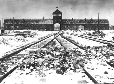 Auschwitz (Oświęcim) II-Birkenau - glavni vhod t. i. Vrata smrti pogled iz taborišča ob osvoboditv…