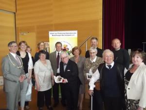 V desetih letih se je mednarodno sodelovanje razvilo v prijateljstvo, na skupni fotografiji so tudi predsedniki vseh treh društev za mednarodno sodelovanje, Robert Gajšek, Suzanna Moncharte in Steffan Hampel, skrajno levo je zadovoljen tudi gostitelj, župan Neu Anspacha, Klaus Hoffman.